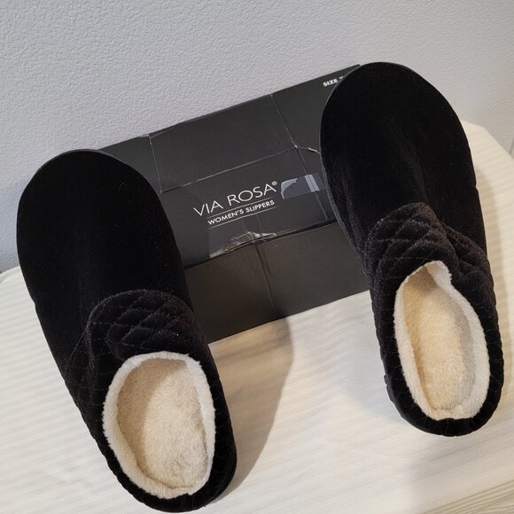 Cozy Plush Black Slippers Cream Size Medium 7/8 - Picture 1 of 7